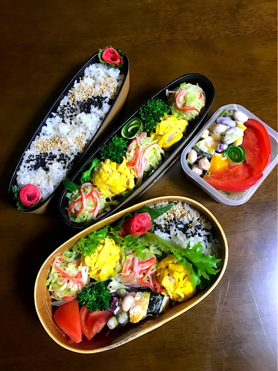 Snapdishの料理写真:今日の2人のお弁当🍱週末恒例お片付け弁当
#swanさんの料理 カニカマ入りキャベツシュウマイ🎵|とんちんさん