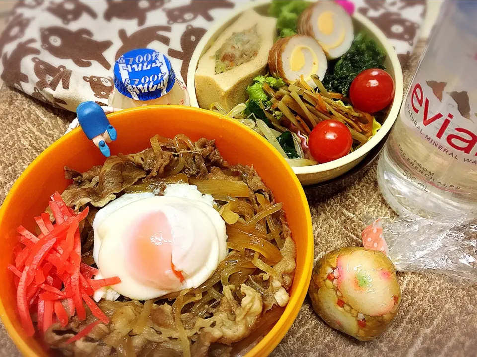 牛丼🐮&温玉&ほうれん草と花麩🌸の味噌玉&高野豆腐の肉詰め煮&春菊の胡麻和え&長芋の磯辺ポン酢焼き&きんぴらごぼう&もやしナムル&くるくる🌀チーズちくわ&わさび菜&プチトマト🍅のダーリンお弁当♪

 #弁当  #フチ子 #味噌玉|桃実さん