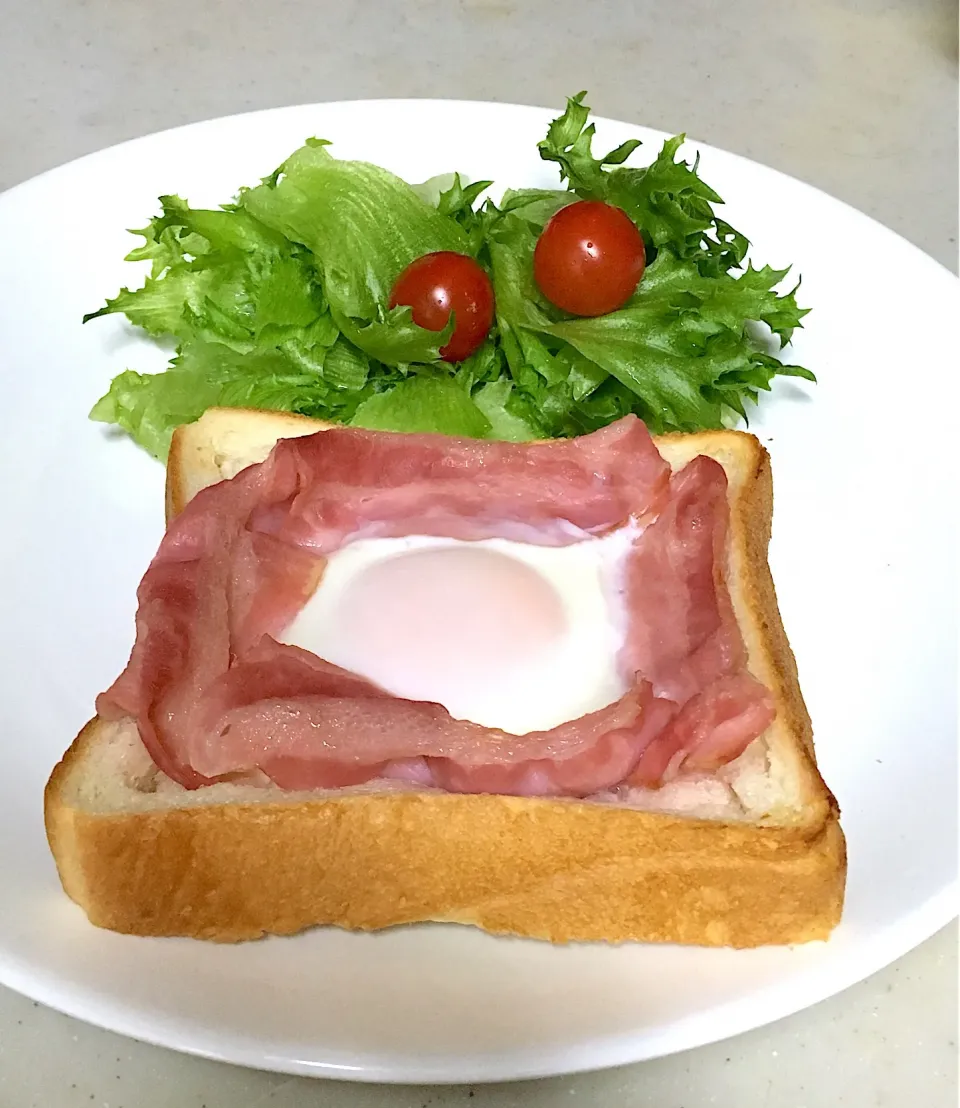 Snapdishの料理写真:Bacon Egg Toast|Kob Sathapornさん