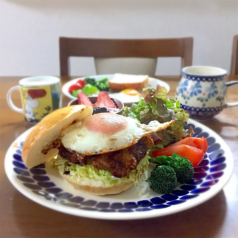 鰯のフライと目玉焼きのハンバーガー #朝ごはん|ゆかりさん