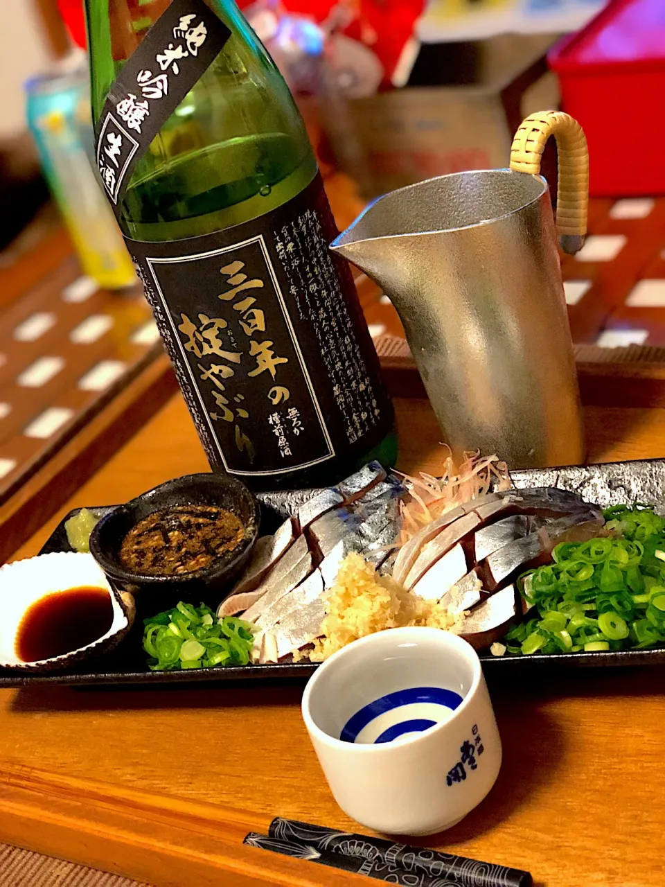 Snapdishの料理写真:真鯖の刺身＆三百年の掟やぶり純米吟醸

#真鯖  #刺身 #さば刺身  #日本酒に合う #三百年の掟やぶり  #純米吟醸|たつやん。さん