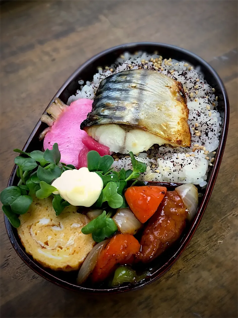 今日お弁当
・塩鯖
・出汁巻
・酢豚
・小蕪|akiさん