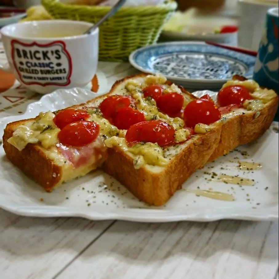 超～簡単👍
ブルーチーズ、ベーコン、トマト
乗せて焼いたら、
仕上げは、メープルシロップとパセリ😋|みひゃるさん