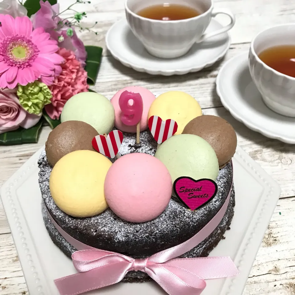 Snapdishの料理写真:9歳の娘への  #誕生日ケーキ🎂
手作り #ガトーショコラ に、カルディコーヒーのマカロンでデコレーション💗|ゆかり☺︎❤︎（ @pyon63yukari ）さん