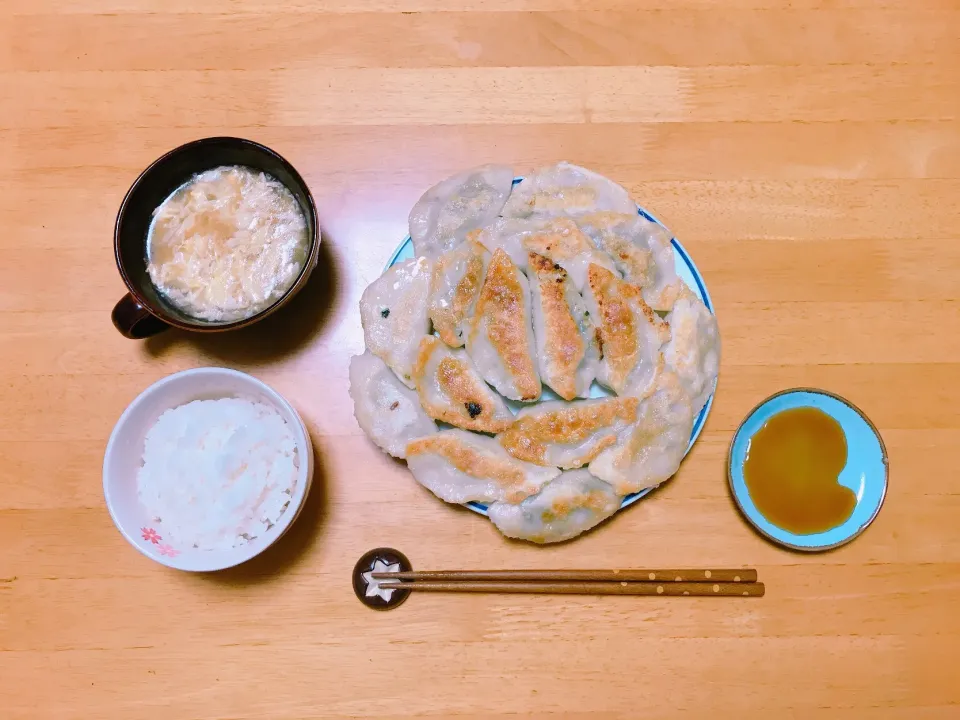 夕ごはん
焼き餃子
かき卵汁|ちゃみこさん