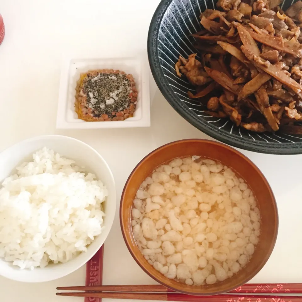 豚とゴボウのしぐれ煮、納豆にすりゴマ、お味噌汁|nokorinさん