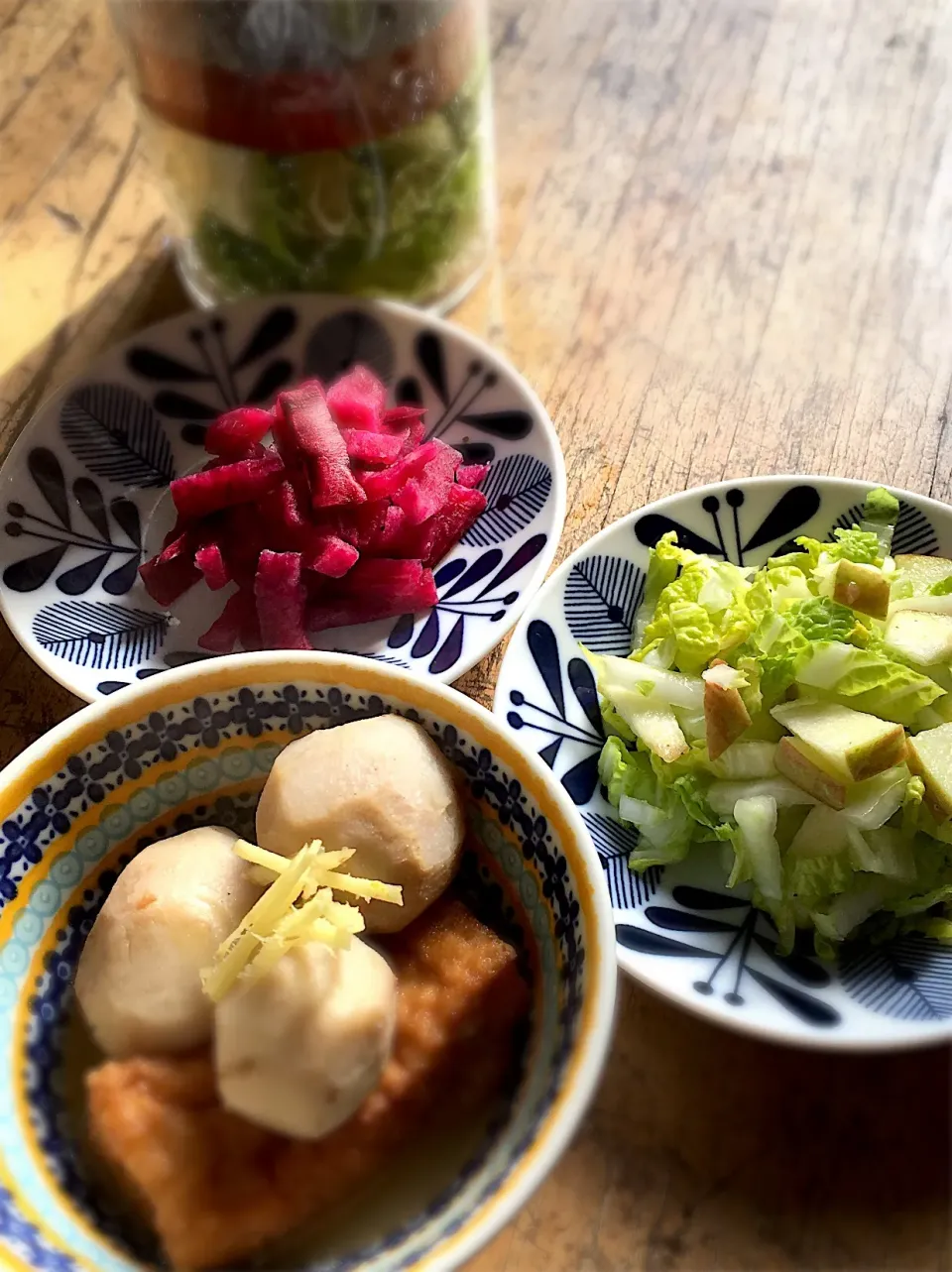 白菜とリンゴのサラダ。海老芋と厚揚げ、赤大根に浅漬け。白菜があまってる時に。|Choo taitaiさん