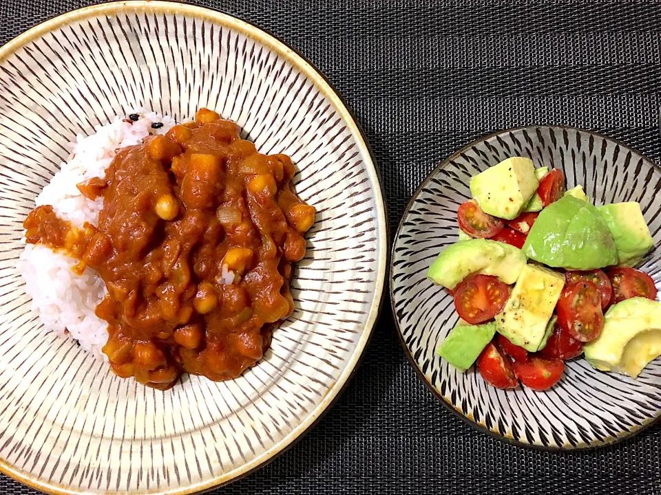 ひよこ豆とトマトのビーガンカレーとアボカドとトマトのサラダ #vegetable  #restaurant  #vegetarian #小鹿田焼|aiさん