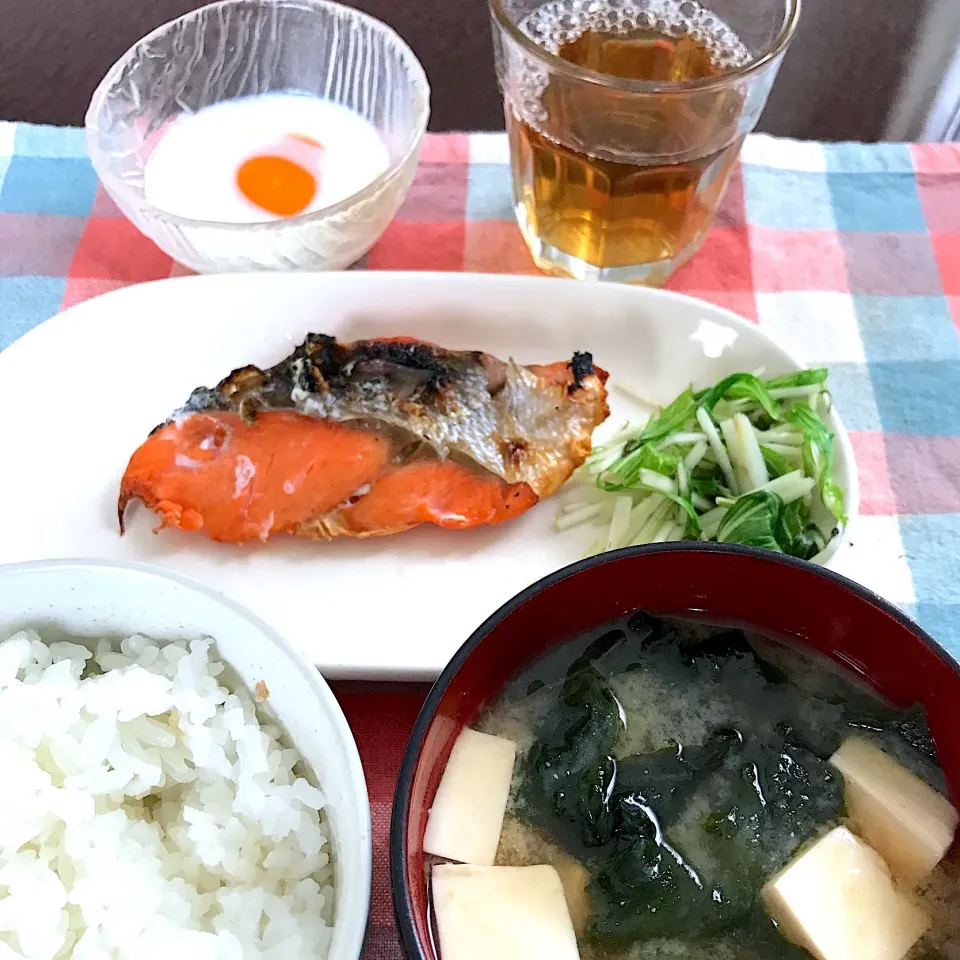 焼鮭、水菜お浸し、卵、豆腐とワカメの味噌汁|純さん