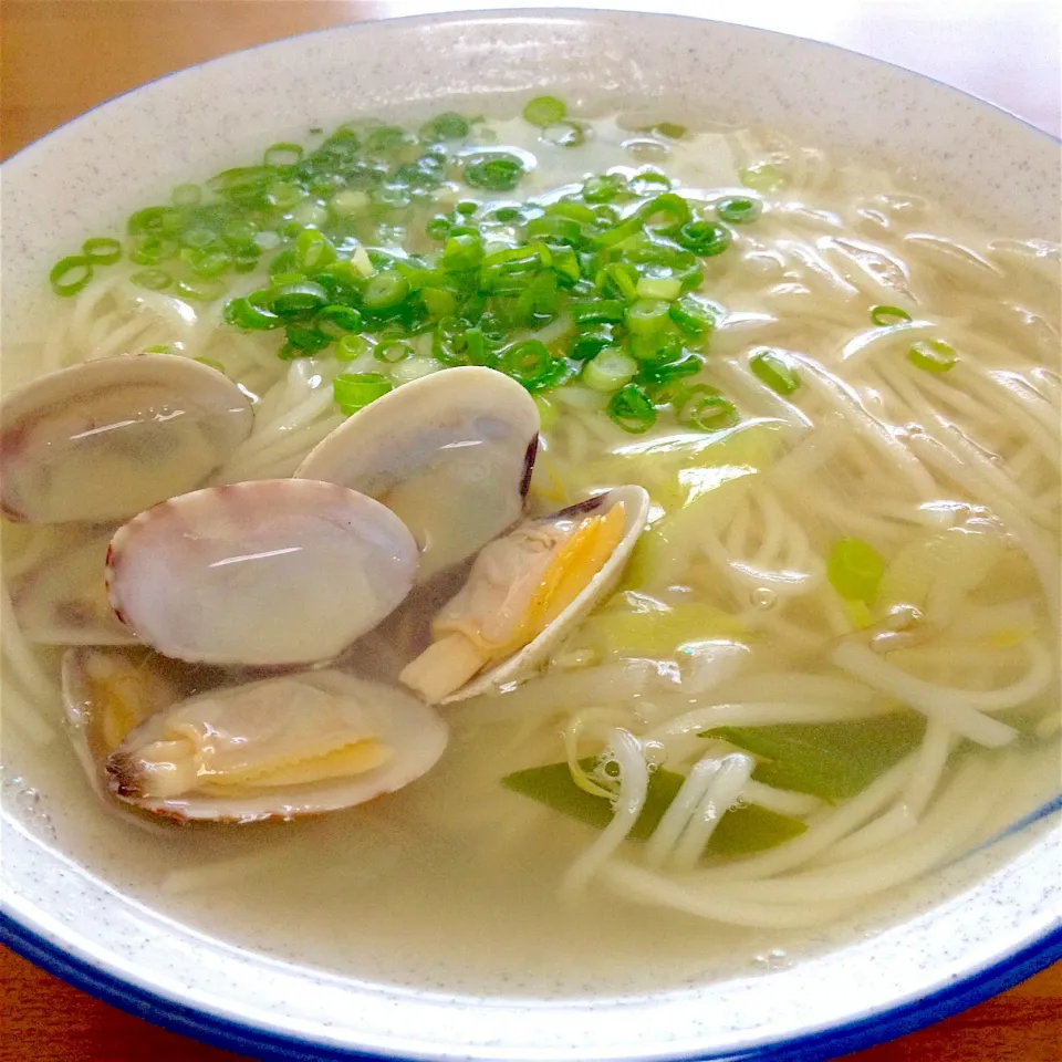 あさりと白ねぎのスープ仕立て🎵からの、塩ラーメンにね〜🤗🌸#ラーメン #ヘルシー料理|まいりさん