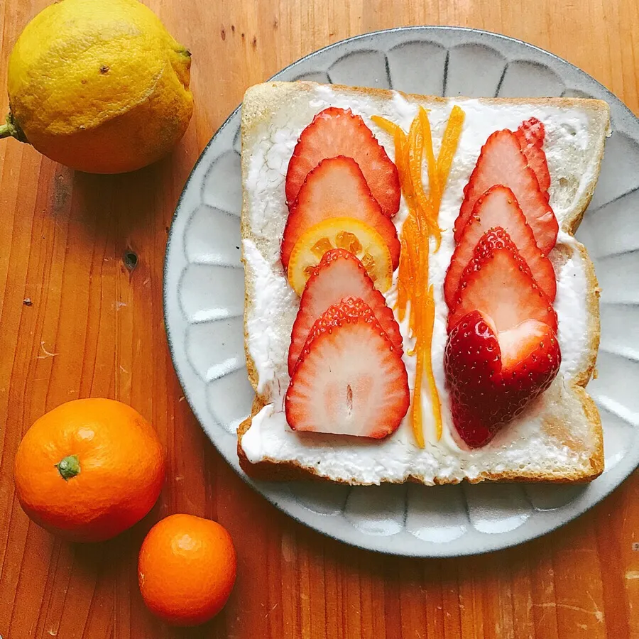 Snapdishの料理写真:クリームチーズチーズトースト ＋♡いちご|〜かもねぎポン酢食堂〜TOMOEさん