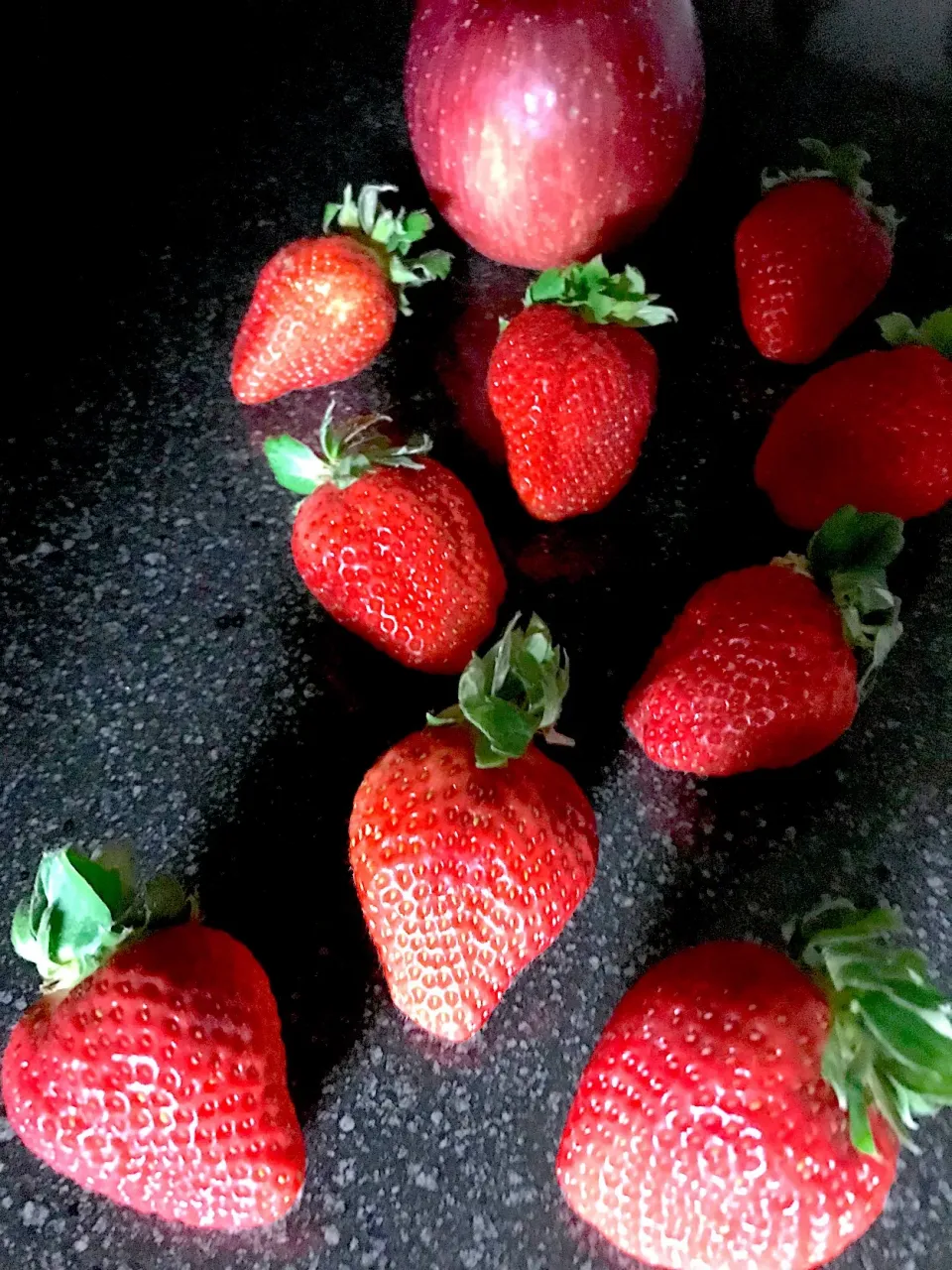 いちご🍓とりんご🍎  翌日いちご大福になる運命とも知らず|シュトママさん