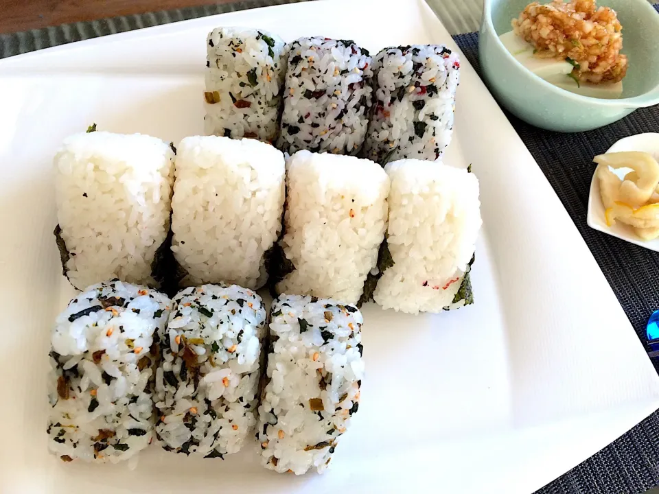 Snapdishの料理写真:今日の男子料理 おにぎり🍙
2018年2/18 残ったら弁当🍱ですw
#おにぎり🍙  #明太子おにぎり  高菜おにぎり  #梅しそおにぎり #漬物 #豆腐ダシ|Booパパさん