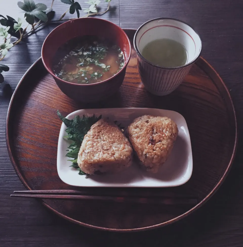 炊き込みご飯の焼きおにぎり|ともみ。さん