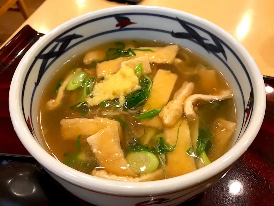 けふの昼食は、たぬき蕎麦（京都呼称）どす♨️餡掛けなので、時間のない時や猫舌の人は要注意でございます🤣私は時間無いのにこれを頼んでしまい自ら罰ゲームで自爆🤣|にゃあ（芸名）さん