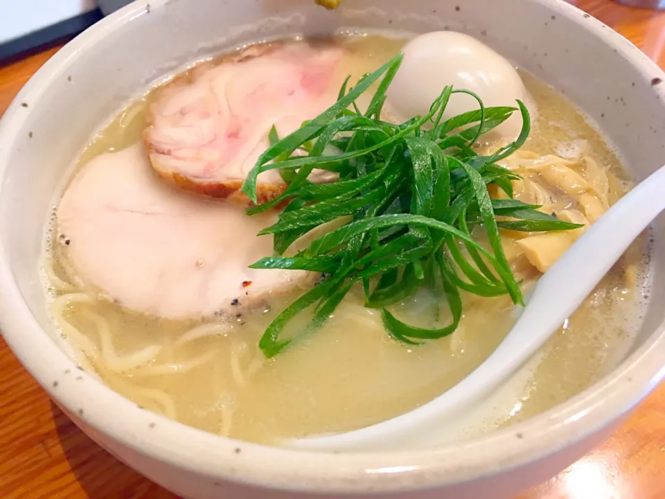 Snapdishの料理写真:鶏チャーシュー麺＋半熟味玉
@臥龍|morimi32さん