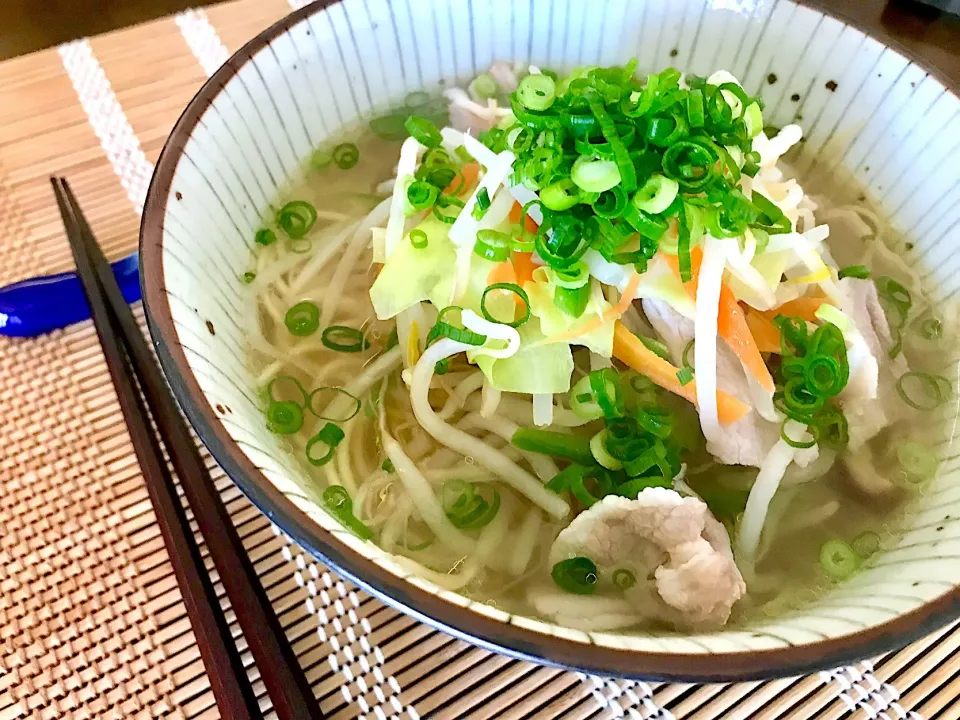 Snapdishの料理写真:お昼ごはんは、鶏塩ラーメン|sono.kさん