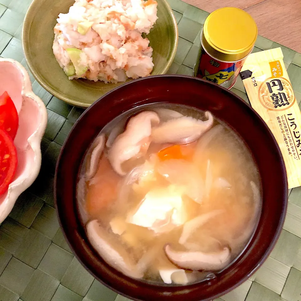 Snapdishの料理写真:寒い冬の暖かいお味噌汁で。円熟こうじみそ美味しい♪ 里芋と空豆と梅干し和えも添えて。これまた美味しい♪|Yuka Tさん