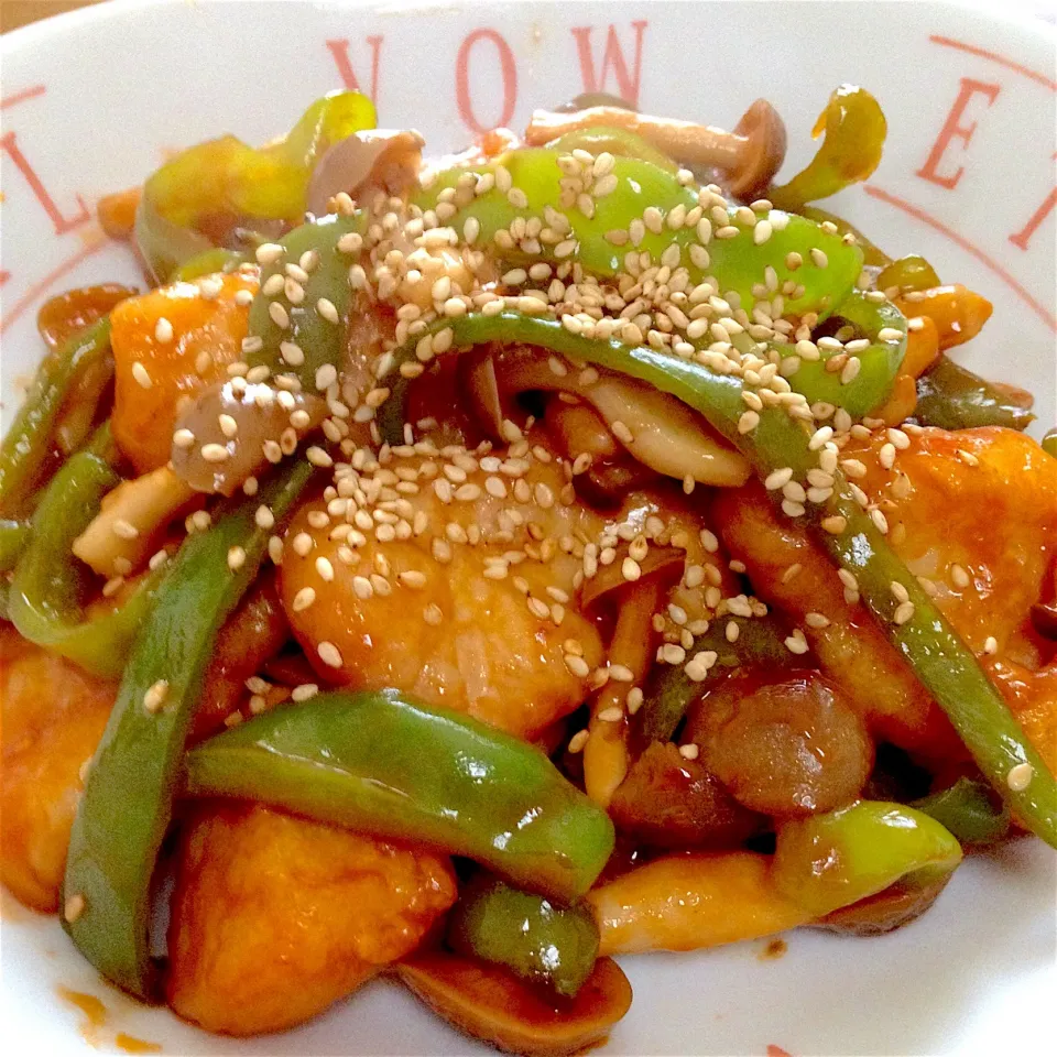 酢豚風〜鶏胸肉のケチャソース炒め🍀ピーマンとしめじとね〜🤗💕|まいりさん