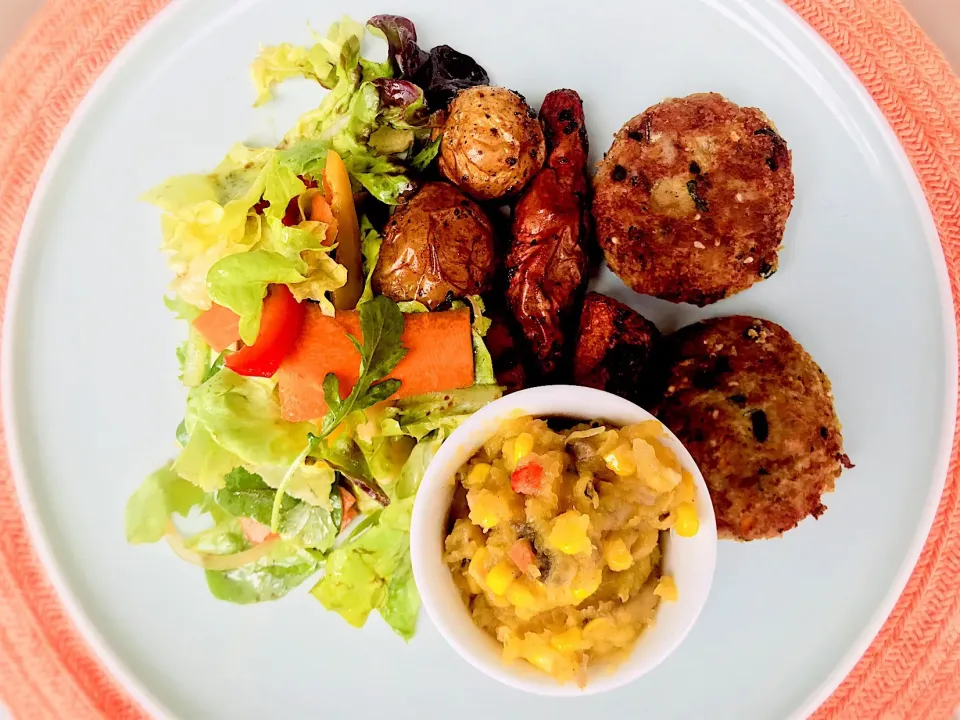 Falafel, roasted potatoes, sweet potatoes, carrots gem-squash corn and Salad.|Sergio Lacuevaさん