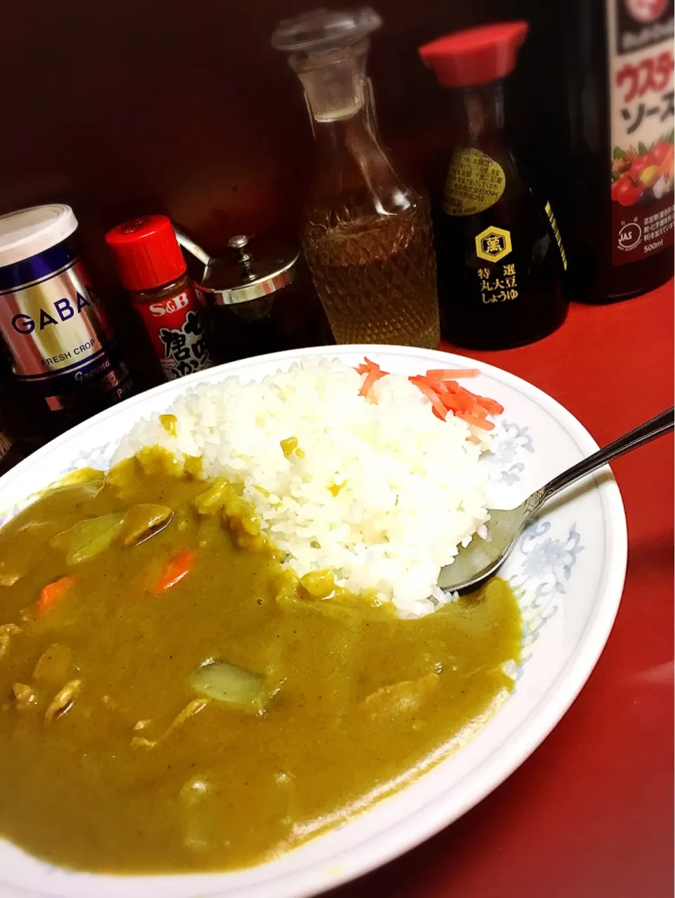 Snapdishの料理写真:“ 町中華 ” の黄色いカレー🍛を。豚コマ、玉ねぎ、にんじんが少々。中華の命のスープとカレー粉を中華鍋で炒って作ったカレールーは絶品‼️ 紅生姜が嬉しいね〜 #町中華 #カレーライス|島田勝行さん