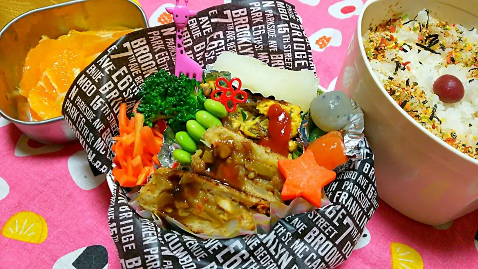 父ちゃんの今日のサラメシ
大辛焼きカレーコロッケ弁当
 #長谷川精肉店の馬肉煮でオムレツ #人参レモン酢の物 #３色こんにゃくピリ辛煮 #他|Naomi Furuyaさん