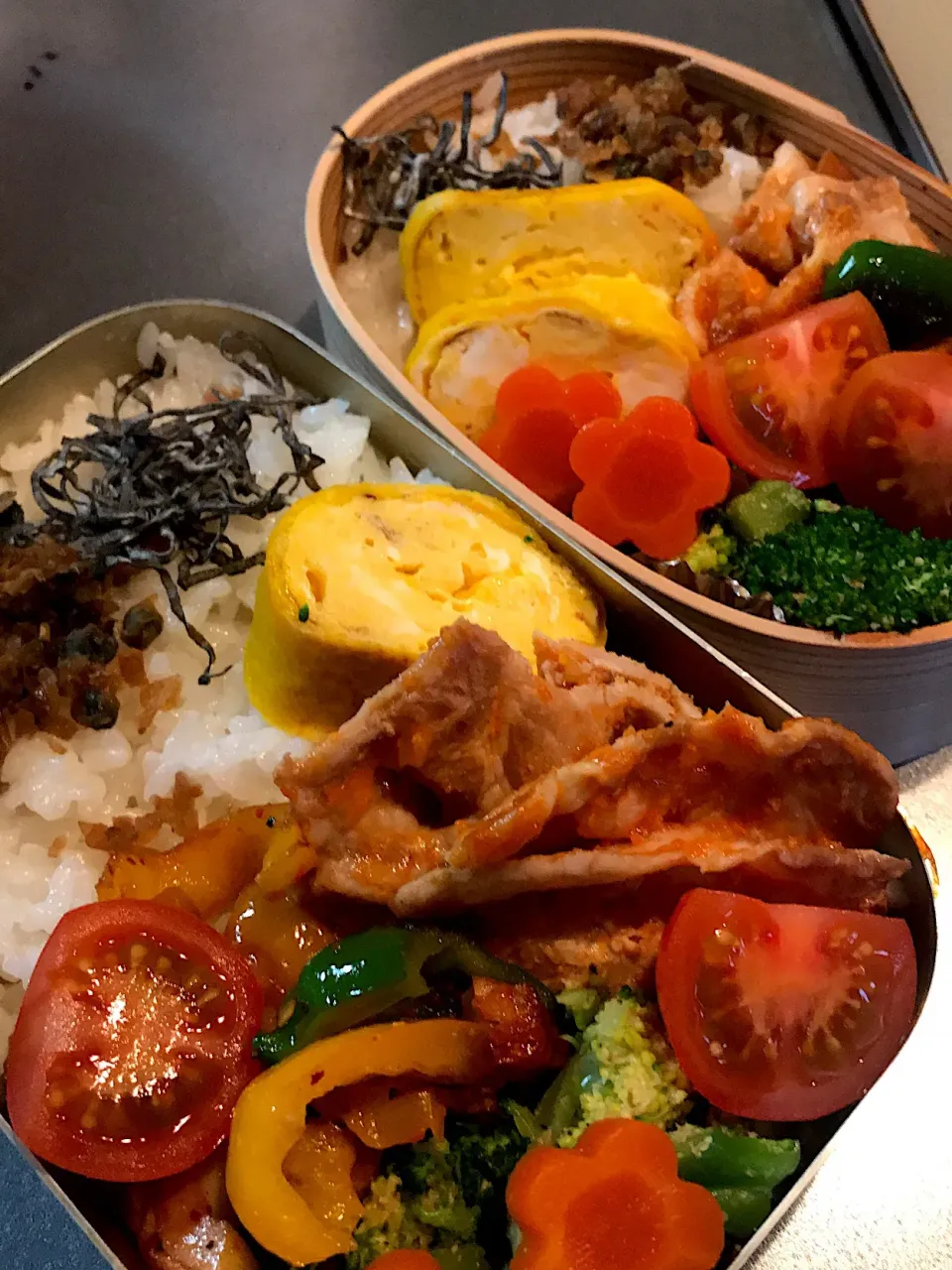 Snapdishの料理写真:今日の夫婦弁当🍱
甘糀卵焼き、豚肉のケチャップ炒め、ピーマンと竹輪のキンピラ、ブロッコリーの胡麻和え、飾り人参🌸|5ネコママさん