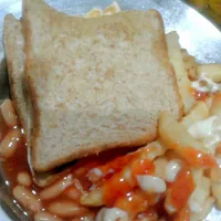 Snapdishの料理写真:homemade burger with peas and French fries|Jaazzmine Haroldさん