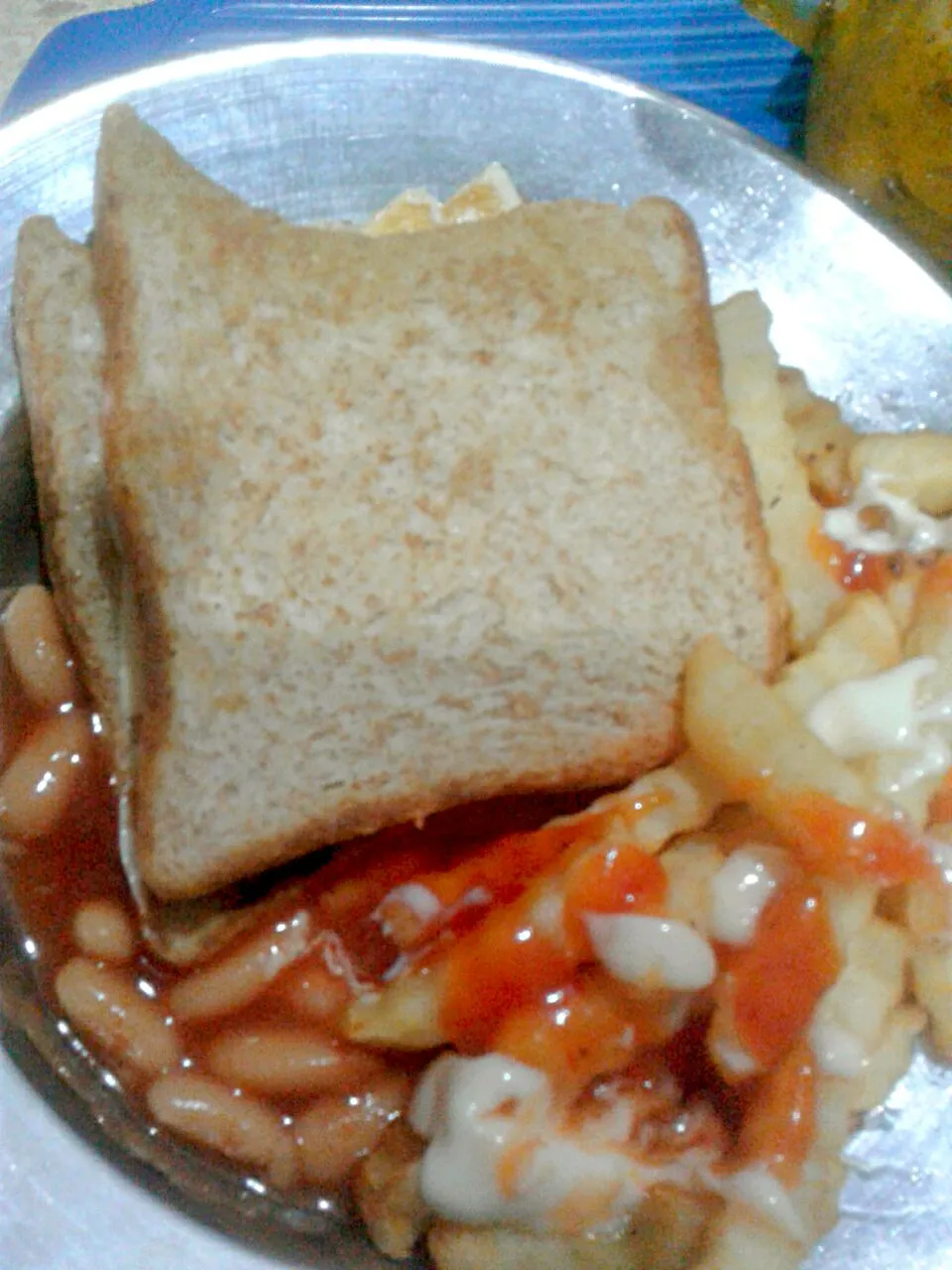 Snapdishの料理写真:homemade burger with peas and French fries|Jaazzmine Haroldさん