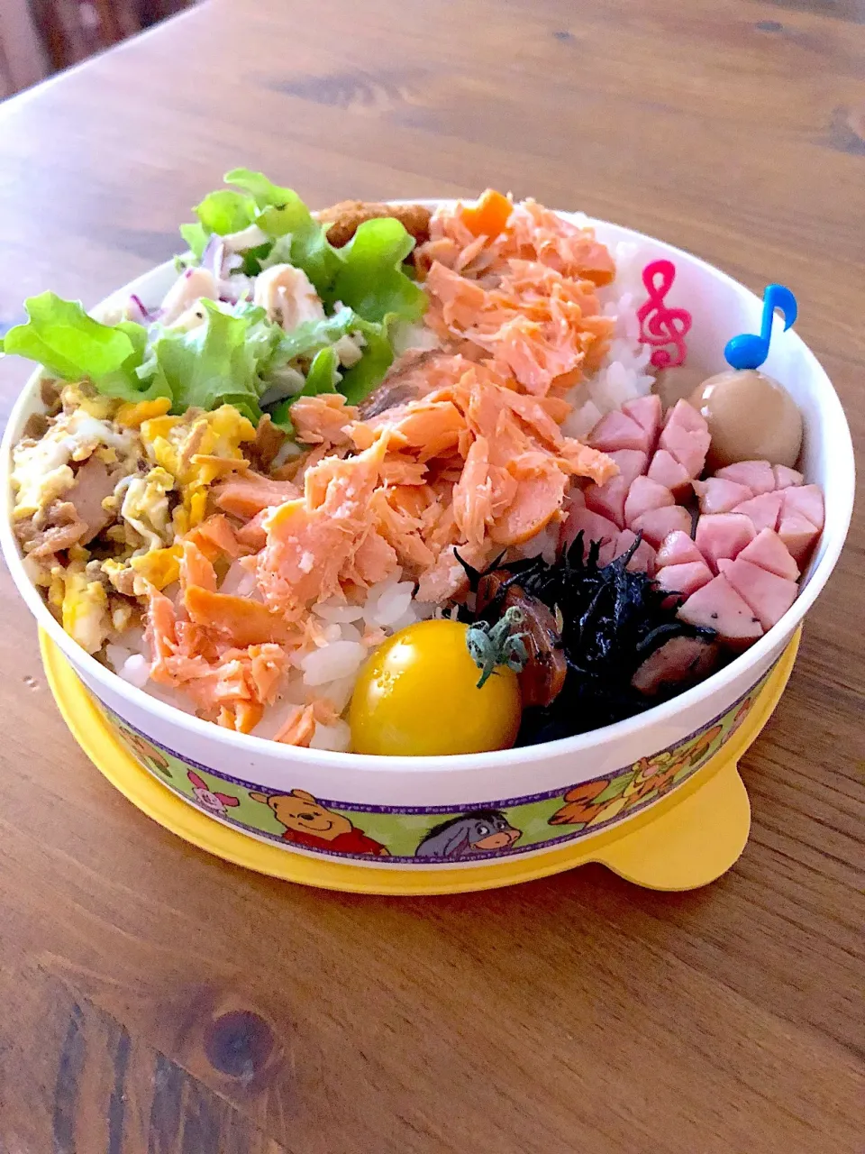 息子の弁当、チキンと玉ねぎのマヨネーズ和え、玉子とマグロ味付けの炒り卵、ひじき煮、ゴボウメンチ、ウズラ味付け卵|Lindaさん