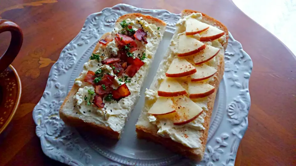 Snapdishの料理写真:🍞オープンサンド＊｢クリームチーズとカリカリベーコン&りんごシナモン｣|*ママちゃん*さん