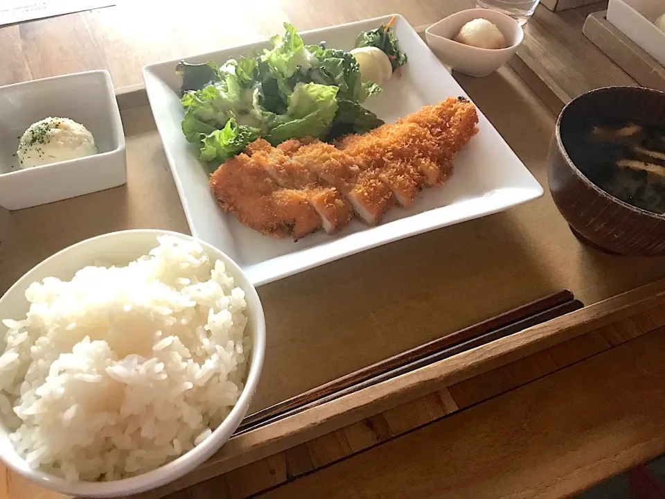 Snapdishの料理写真:山形ハーブ鶏のチキンカツ おろしポン酢|yujiさん