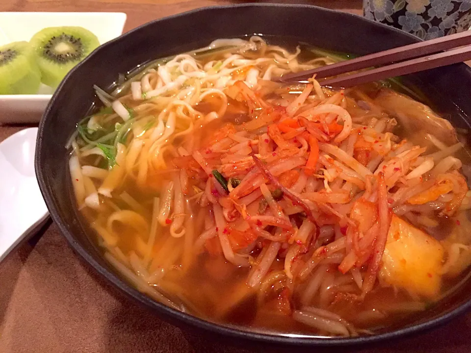 こんにゃく麺 豚キムチもやし炒め乗せ|にゃふてんさん