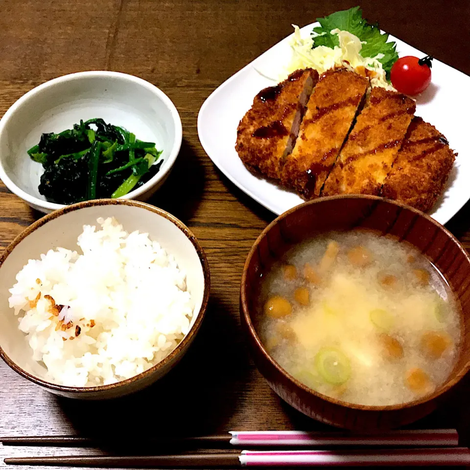 #土鍋ごはん 
 #とんかつ 
 #ほうれん草の胡麻和え 
 #なめこと豆腐の味噌汁|まきさん