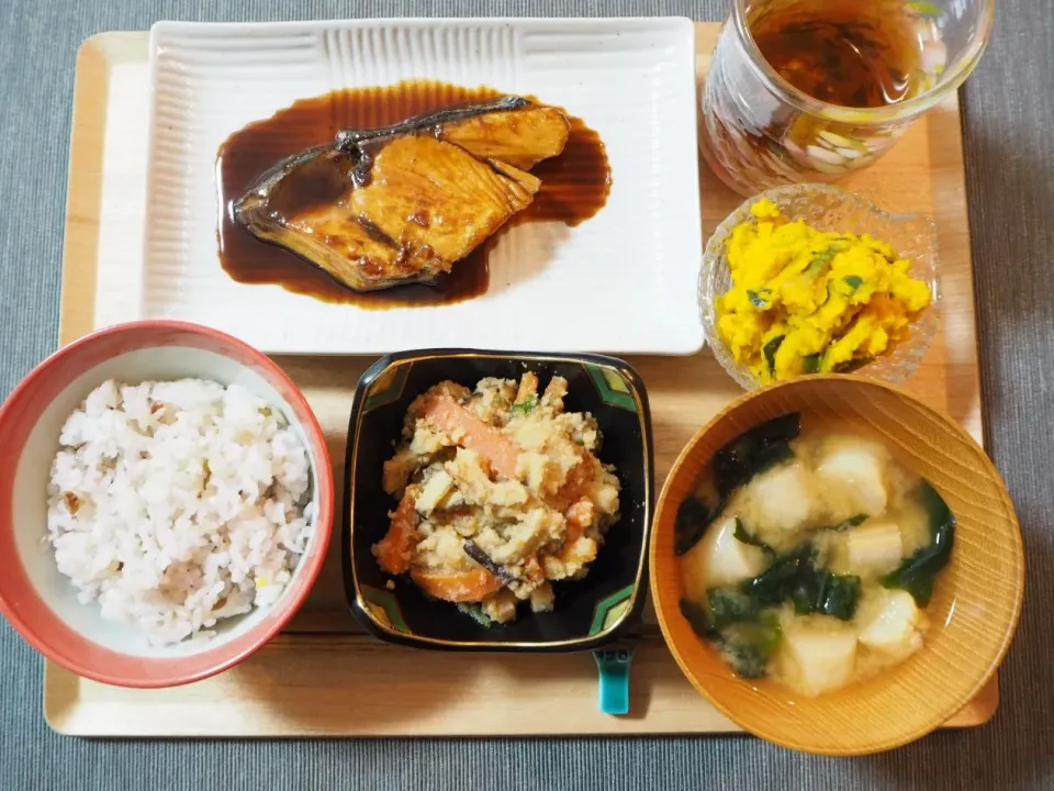 Snapdishの料理写真:ぶりの照り焼き、卯の花の煎り煮、カボチャサラダ、味噌汁、三十穀米|おむすびさん