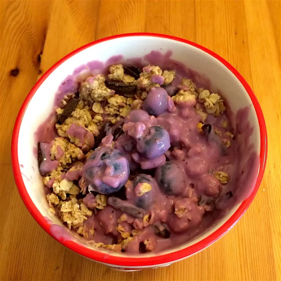 Blueberry soy yogurt, blueberries, and granola with dark chocolate 🍫|MissYumYumさん