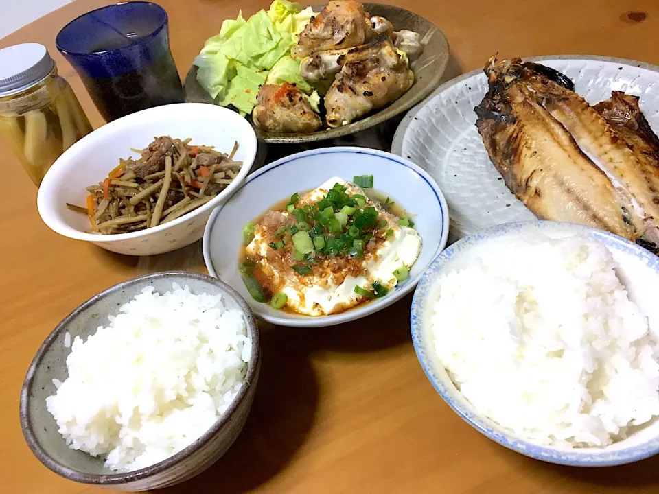 やっぱりお家ご飯が一番好き😜💗
鯵の開き
豚足&酢キャベツ
温やっこ
きんぴらごぼう
ご飯🍚|さくたえさん