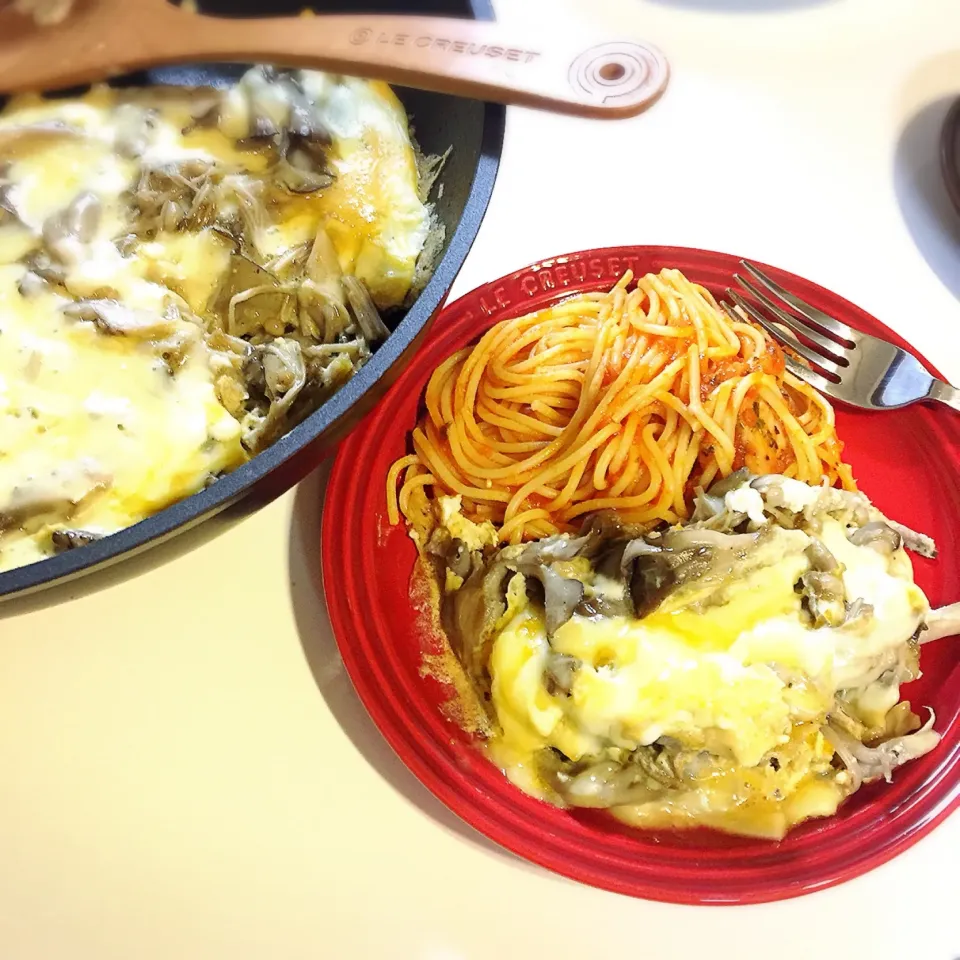 Snapdishの料理写真:キノコのチーズオムレツ🧀、トマトソーススパゲティ🍅|nokorinさん