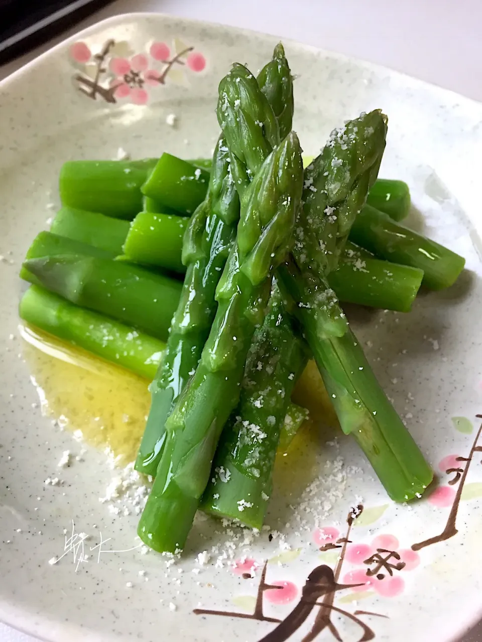 Snapdishの料理写真:茹でアスパラにオリーブオイルとパルメジャーノをかけて|FU-TEN 古原貴大さん