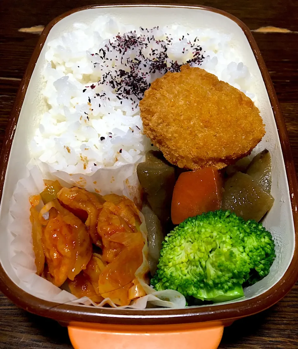 Snapdishの料理写真:昼ごはん☀️☀️🔆
お弁当🍱
海老チリ🍤
メンチカツ
ごぼうとこんにゃくの炒め煮
ブロッコリー🥦
白飯 ゆかり|ぽんたさん