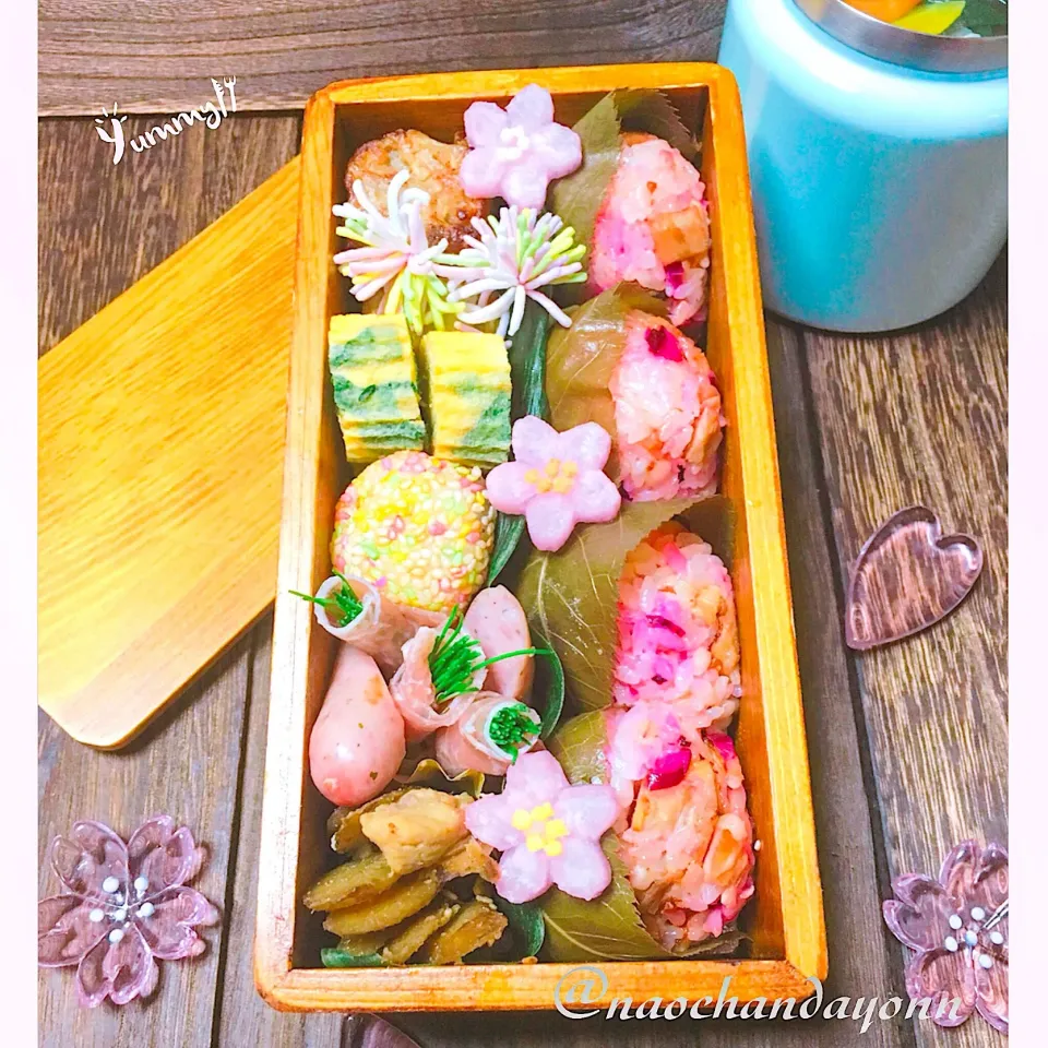 今日のＪＫお弁当
桜餅風おにぎりのお弁当🌸|naochandayonnさん