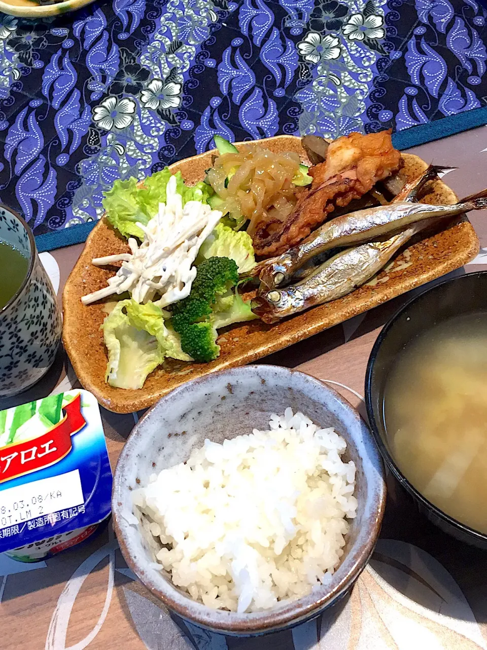 Snapdishの料理写真:朝ごはん
ししゃも、クラゲときゅうりの酢の物、ゲソ揚げ、きんぴらごぼう、ブロッコリー、サニーレタス、ゴボウサラダ、白米、揚げと白菜としめじの味噌汁、アロエ入りヨーグルト|かよちゃんさん