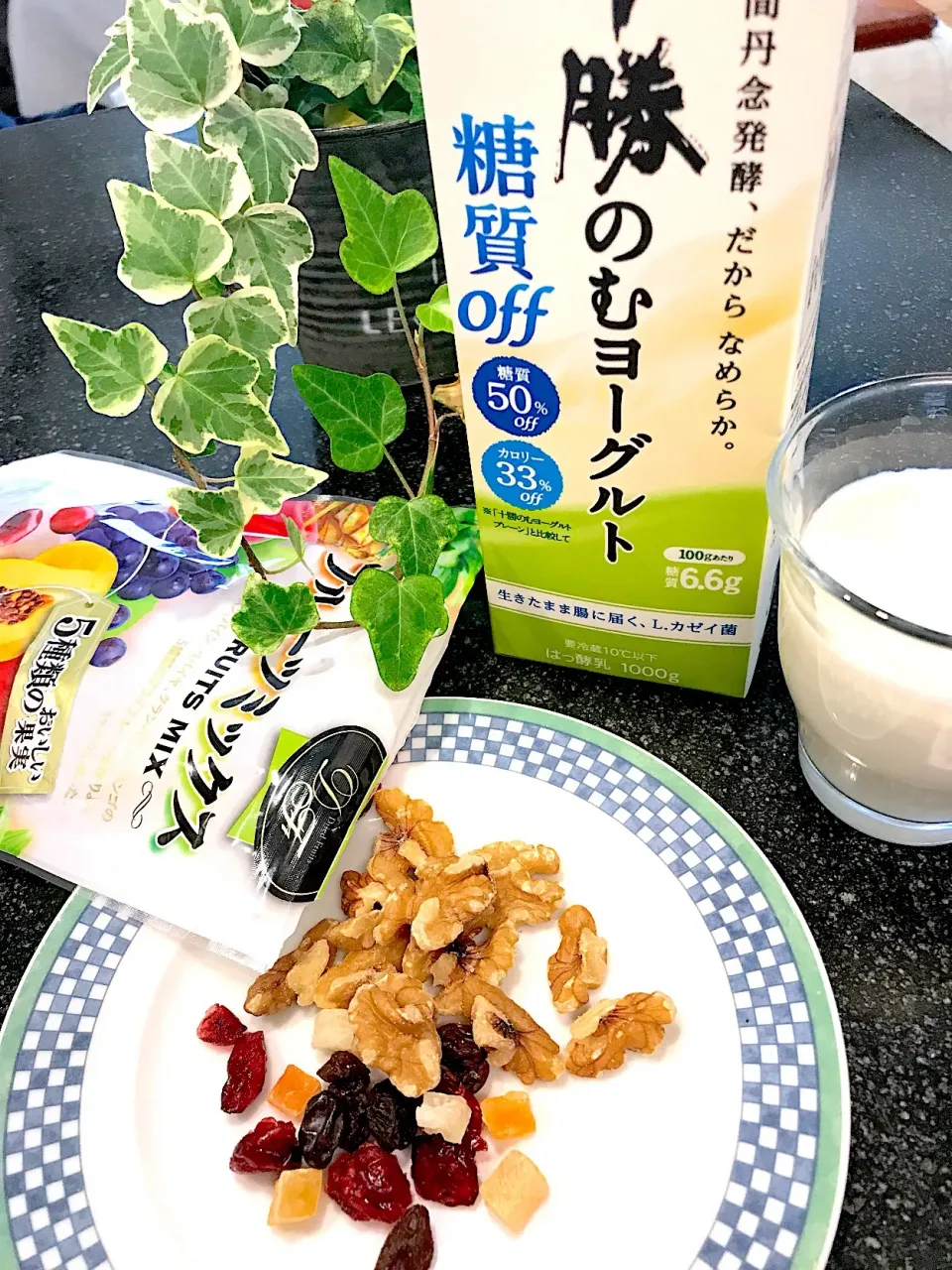 Snapdishの料理写真:糖質５０％オフ飲むヨーグルトとドライフルーツミックス|シュトママさん