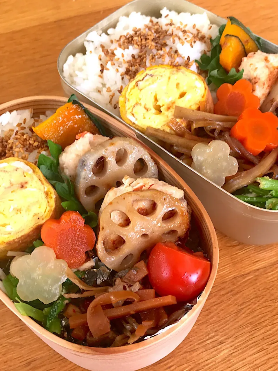 今日の夫婦弁当🍱
鶏つくねとカボチャと蓮根ついで焼き、小松菜とえのきの胡麻和え、こんにゃくと人参牛蒡のきんぴら、飾りの人参と大根🌸|5ネコママさん