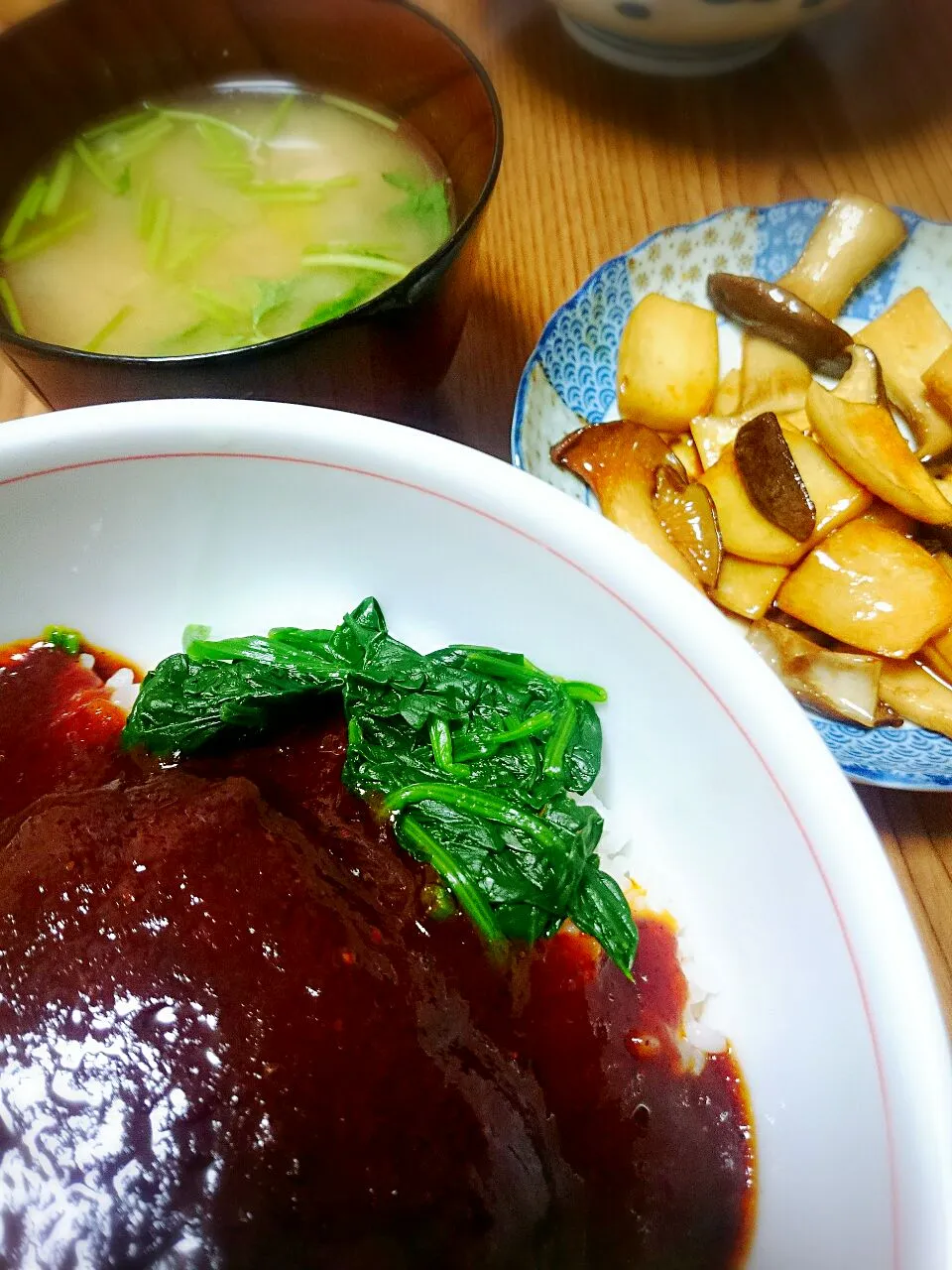 ・ハンバーグ丼
・エリンギのバター醤油炒め
・豆腐の味噌汁|ようかんさん