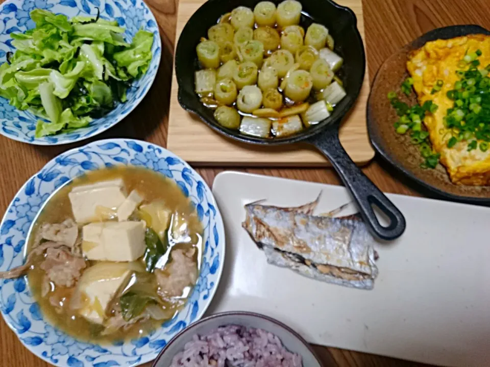 Snapdishの料理写真:・太刀魚の塩焼き
・長葱のアヒージョ
・だし巻き玉子
・肉豆腐
・キャベツと塩昆布のおつまみ|ようかんさん