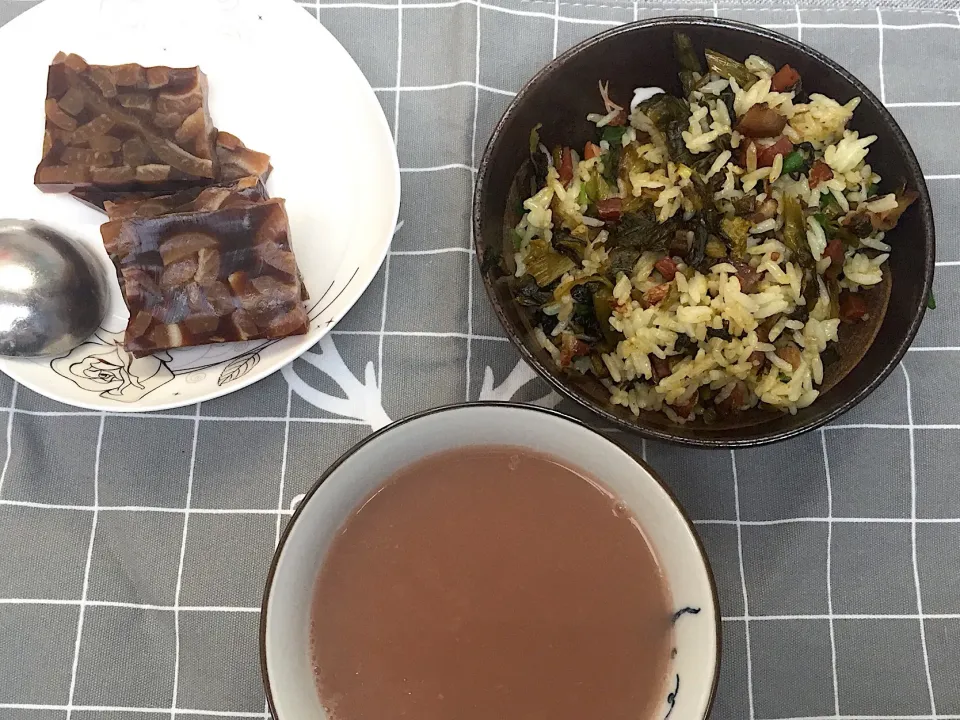 Snapdishの料理写真:腊肉阿婆菜炒饭+燕麦粥+肉皮冻|木香小筑さん