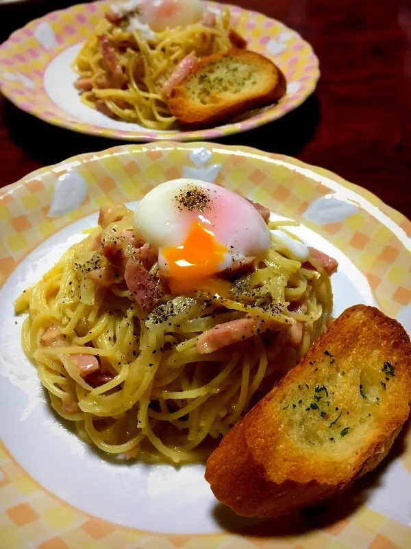 カルボナーラ🍝温泉卵とガーリックトーストつき💕|＊みお＊さん