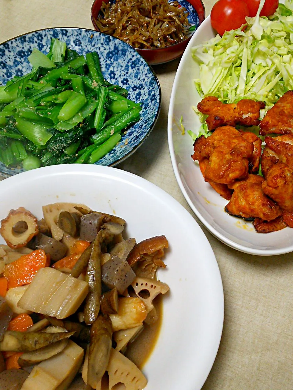 ⭐今日の晩ご飯⭐  筑前煮  タンドリーチキン  サラダ  小松菜和え  酢の物  お味噌汁|hamamaさん