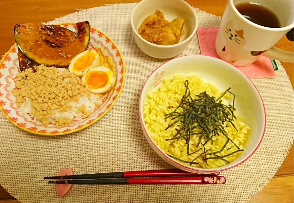 鶏そぼろ丼 和風マヨネーズマカロニ  たけのこの土佐煮|buupiiiさん